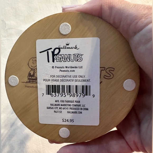 Peanuts Gallery Hallmark Snoopy Happiness Is A Sure Bet Figurine 2015 - Picture 2 of 10